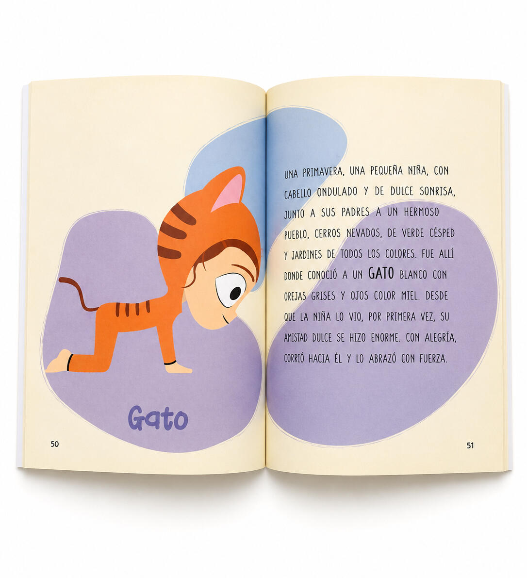 "Escritorio de lectura iluminado donde se aprecia una libreta abierta con el título 'Cuentos que Abrazan', creando un ambiente acogedor para la lectura consciente y diversión."